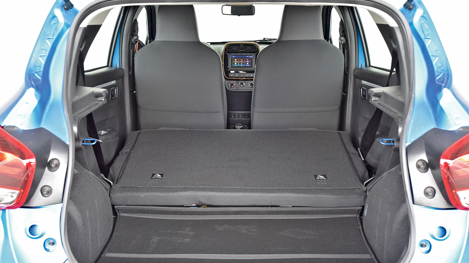 Στενή ράμπα, αλλά με μέγιστη χωρητικότητα 1.100 λίτρα, έχει το μεγαλύτερο πορτμπαγκάζ